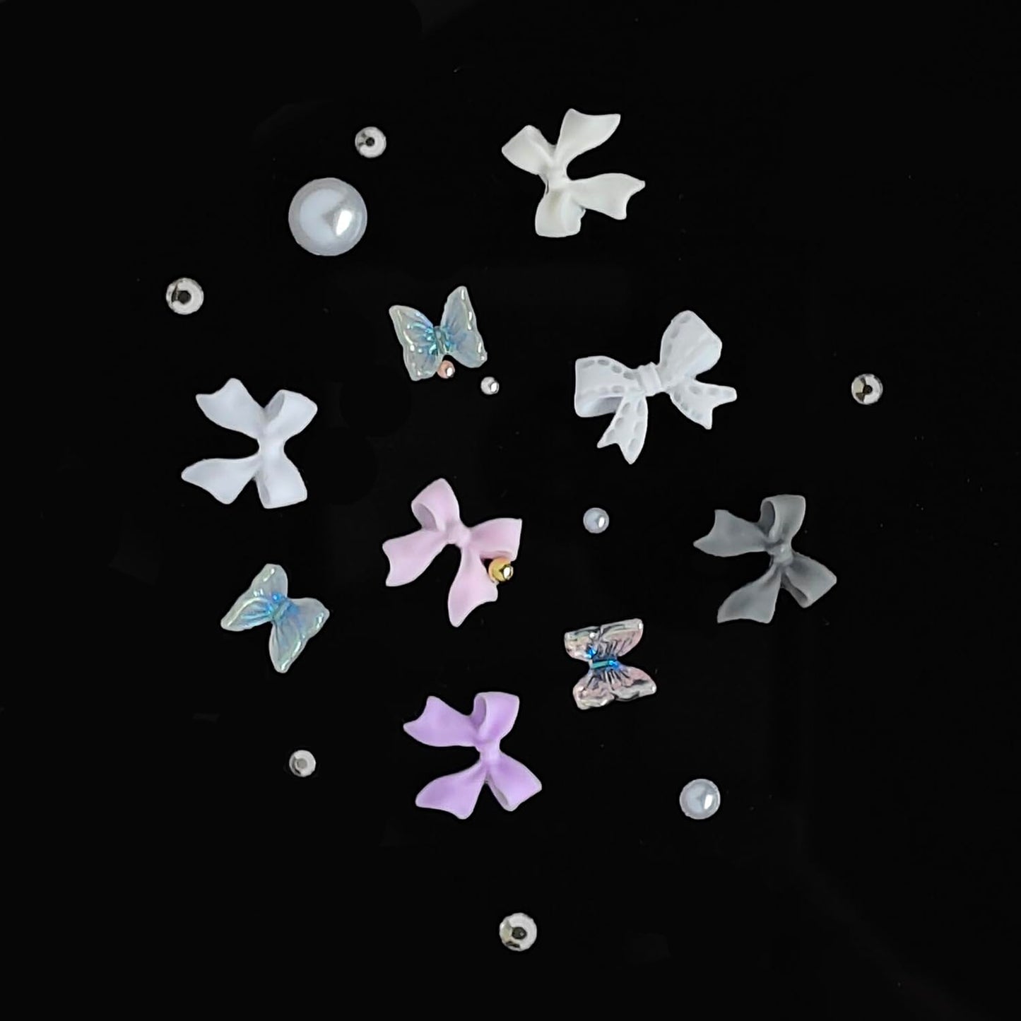 S.A.V.I 3D Nail Art Decoration Set – 12-Grid Box with 18 Bow Charms (6 Colours), 12 Butterfly Charms, Pearls, Rhinestones & Beads – DIY Nail Accessories for Professional Salon & Home Manicure